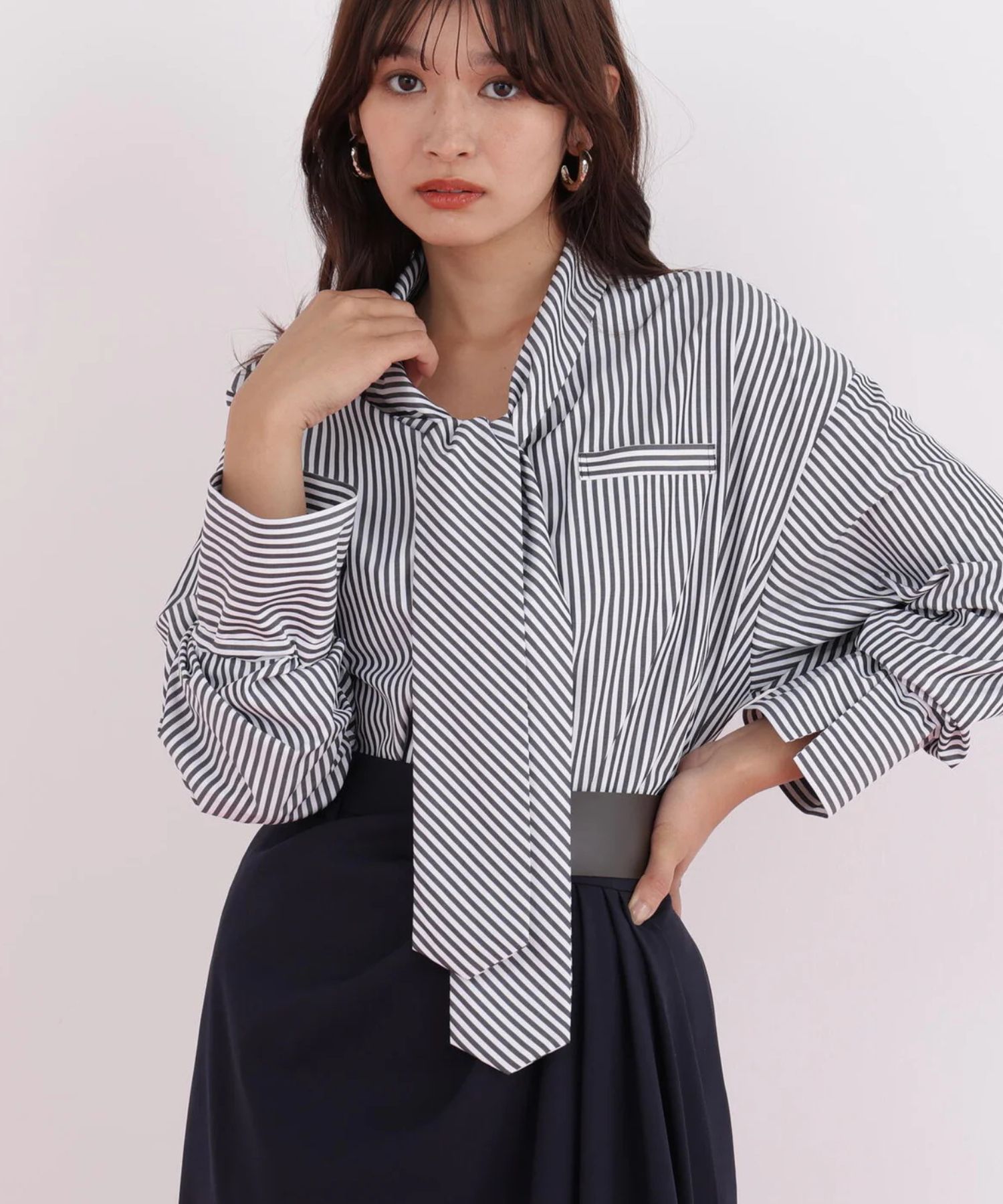 ストライプタイネックシャツ(ブラック系)ポリエステル / ストレッチ無し / 裏地無し / 前比翼あき / 衿から続きのリボン付き / 左胸に飾りポケット / 0316110101