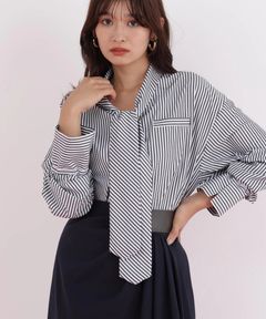 ストライプタイネックシャツ(ブラック系)ポリエステル / ストレッチ無し / 裏地無し / 前比翼あき / 衿から続きのリボン付き / 左胸に飾りポケット / 0316110101