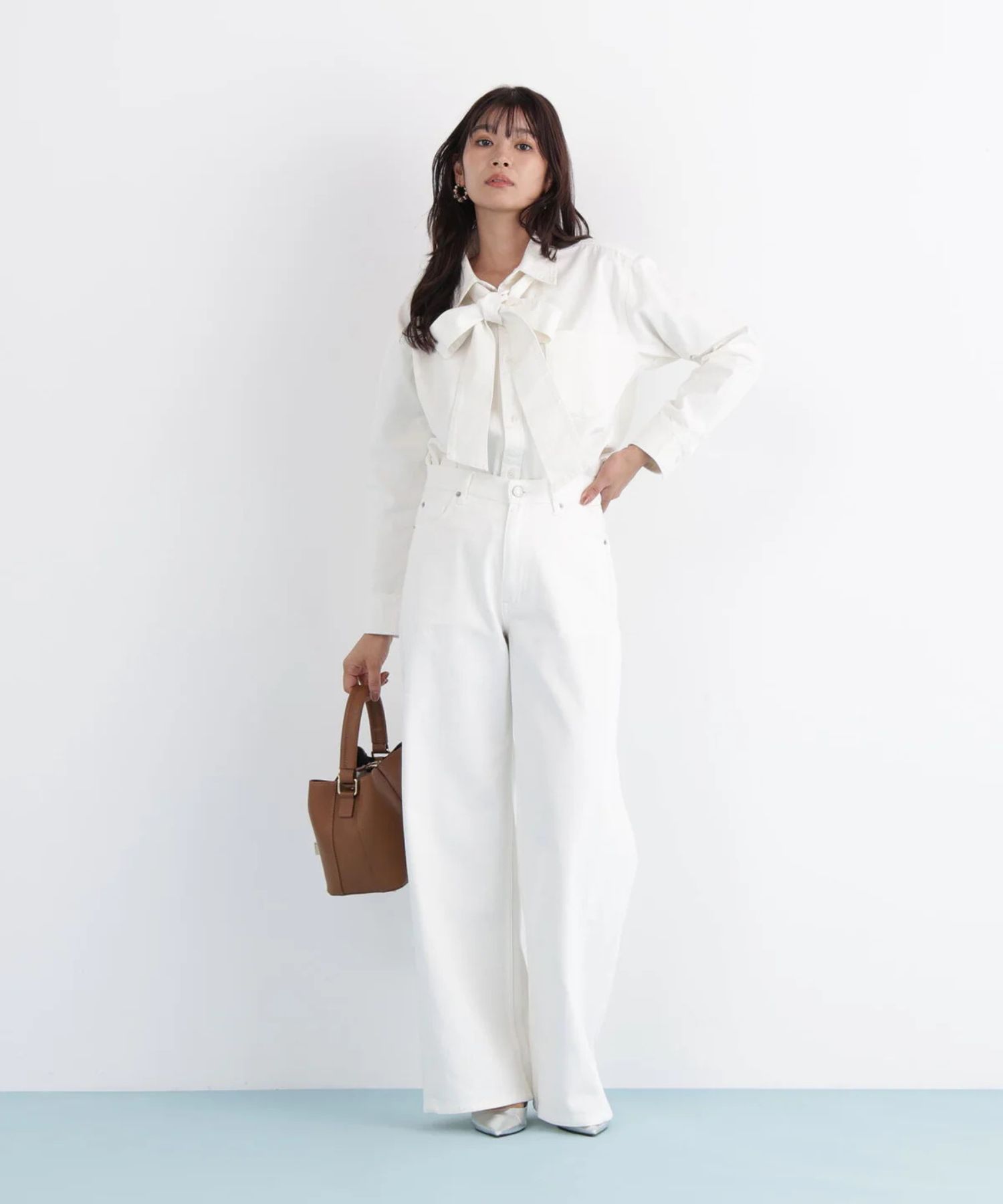 ネックリボンデニムシャツ(ホワイト)コットン100% / ストレッチなし / ボタンあき / 取り外しボウタイ付き / 胸ポケット×1 / 0316110108