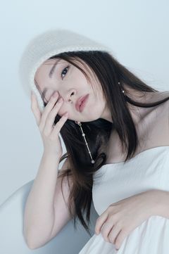 ボールスウィング2wayイヤリング (ホワイト) 真鍮、ユリア樹脂 / 軽量