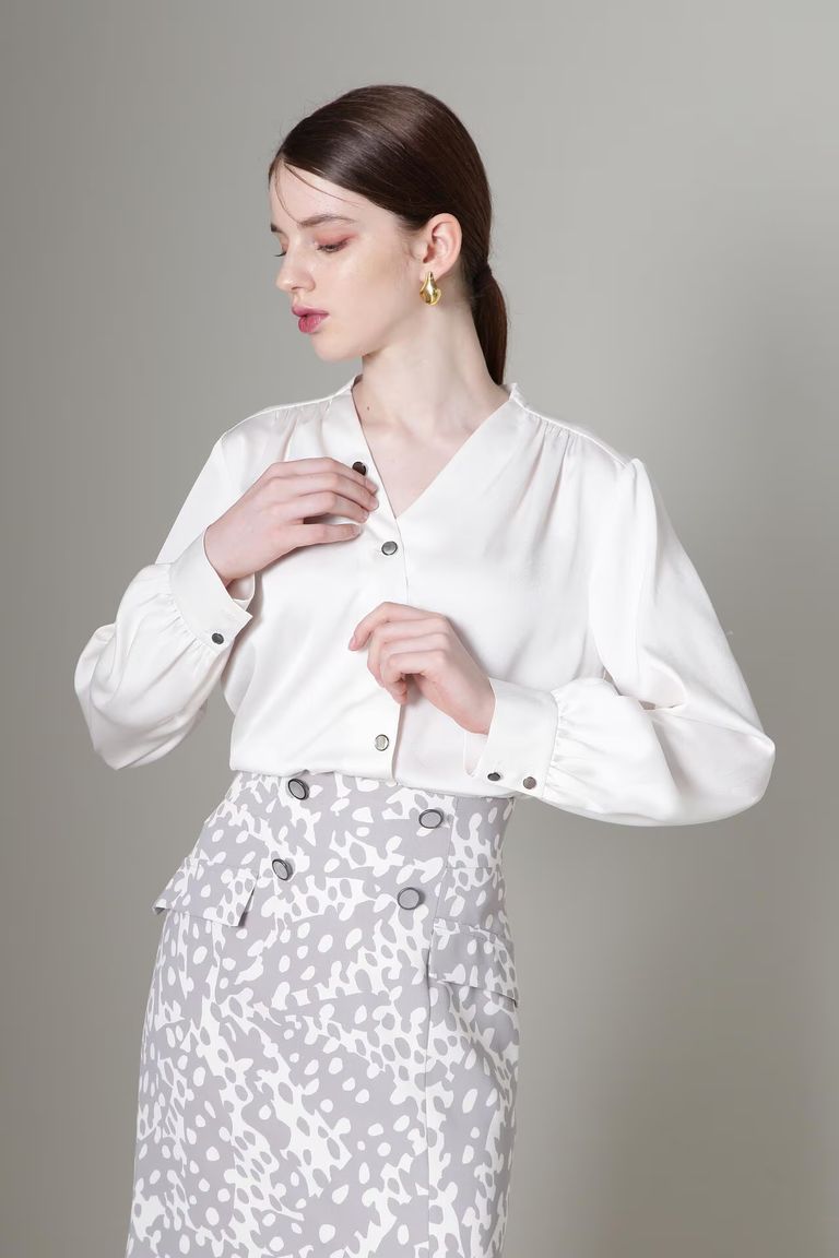 PINKY&DIANNE｜◇Vネックボタンブラウス | Rakuten Fashion(楽天