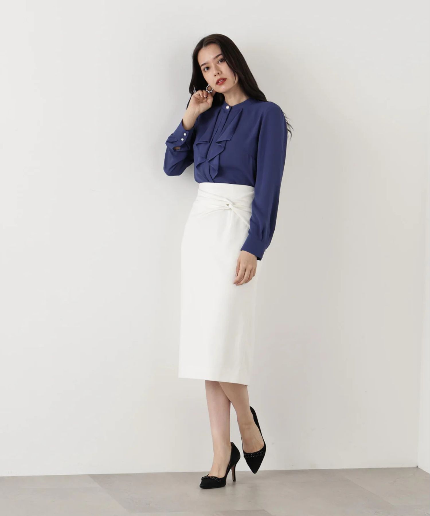 フロントラッフルパールボタンブラウス(ブルー)ポリエステル / ウォッシャブル / 手洗い可 / ストレッチあり / 裏地無し / 前比翼釦あき / 0315210104