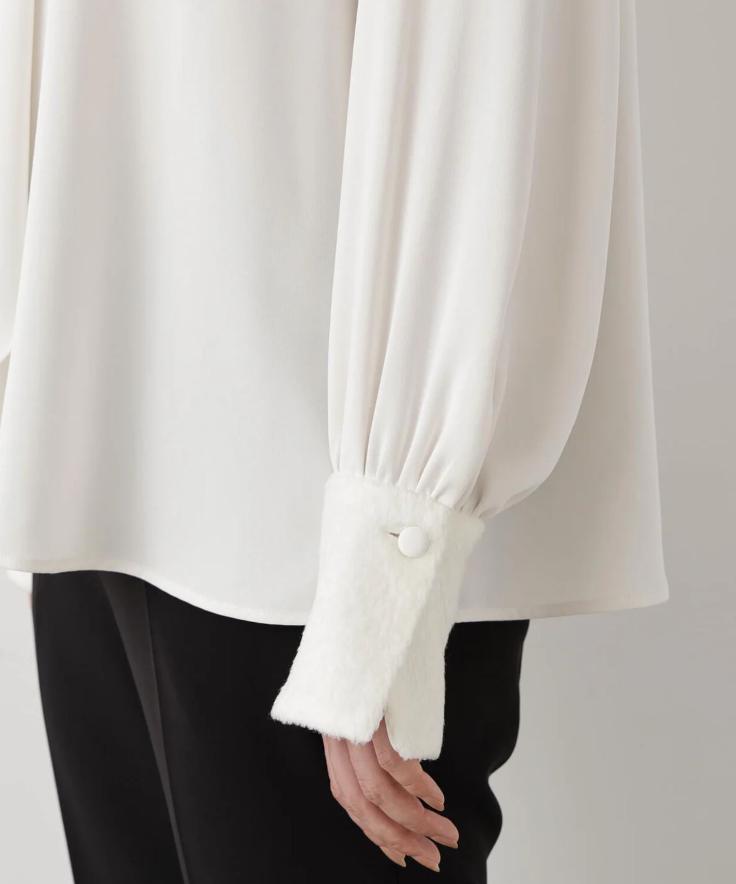 ジャギーカフスリボンブラウス(エクリュ)ポリエステル / ウォッシャブル / 手洗い可 / ストレッチあり / 裏地無し / 後衿ファスナーあき / 取り外し可能共布リボン付き / 0315210103