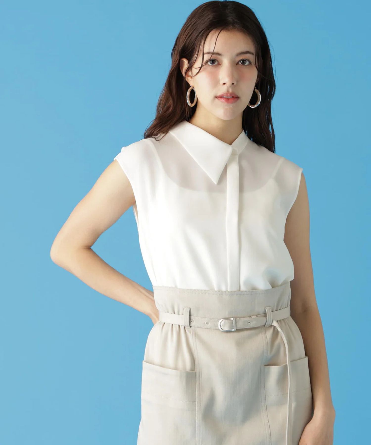 【冨張愛コラボ】アシンメトリーカラーシャツ(エクリュ) ポリエステル / ウォッシャブル / 手洗い可 / ストレッチあり/ 裏地なし / 前あき / 両脇スリットあり / 0316210610