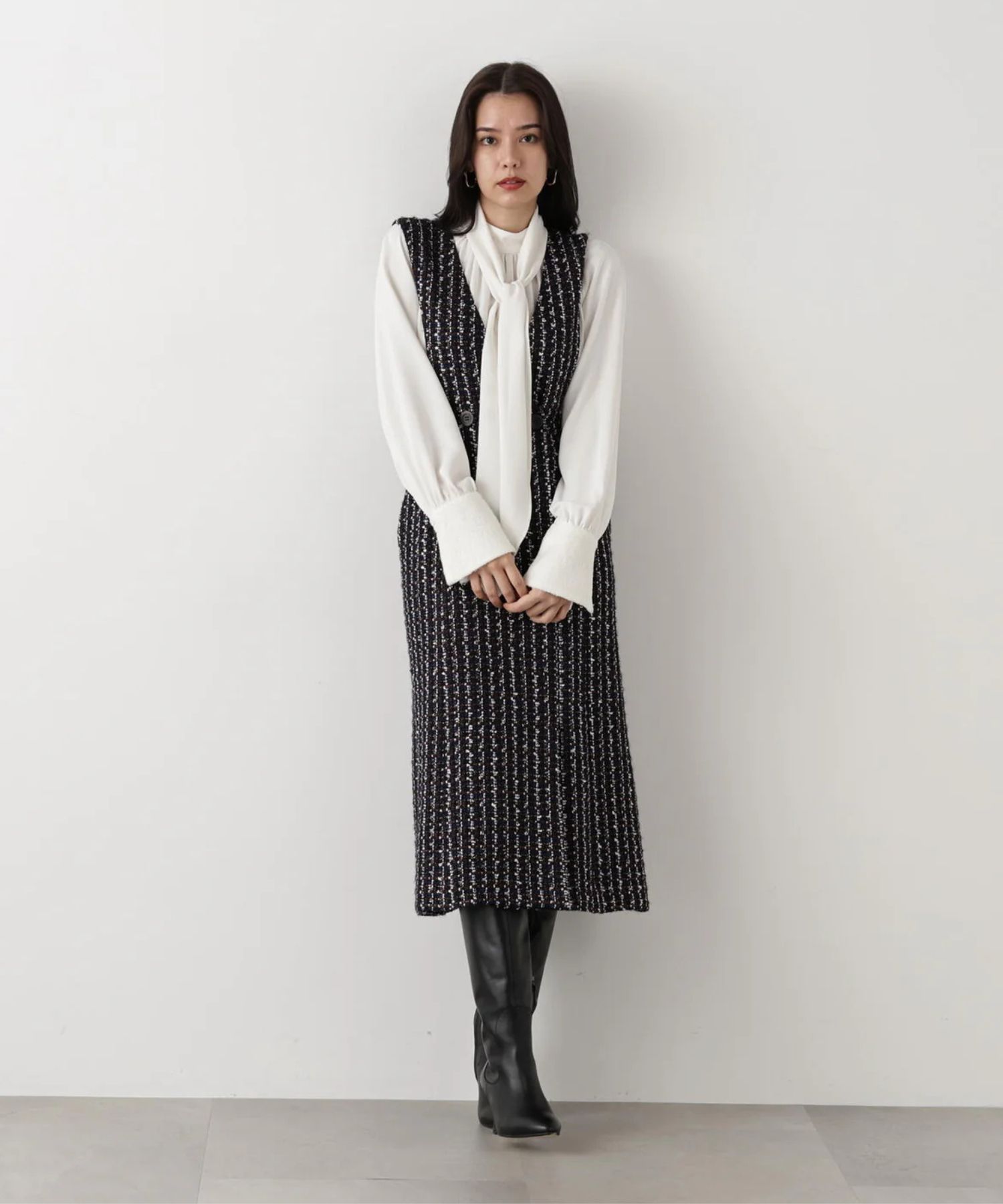 リープツイードジャンパースカート(ネイビー)毛 / ストレッチ無し / 前ボタンあき / ポケットあり / 裏地あり / 前裾ベンツあきあり / ふくらはぎ下くらいの丈 / 0315240009