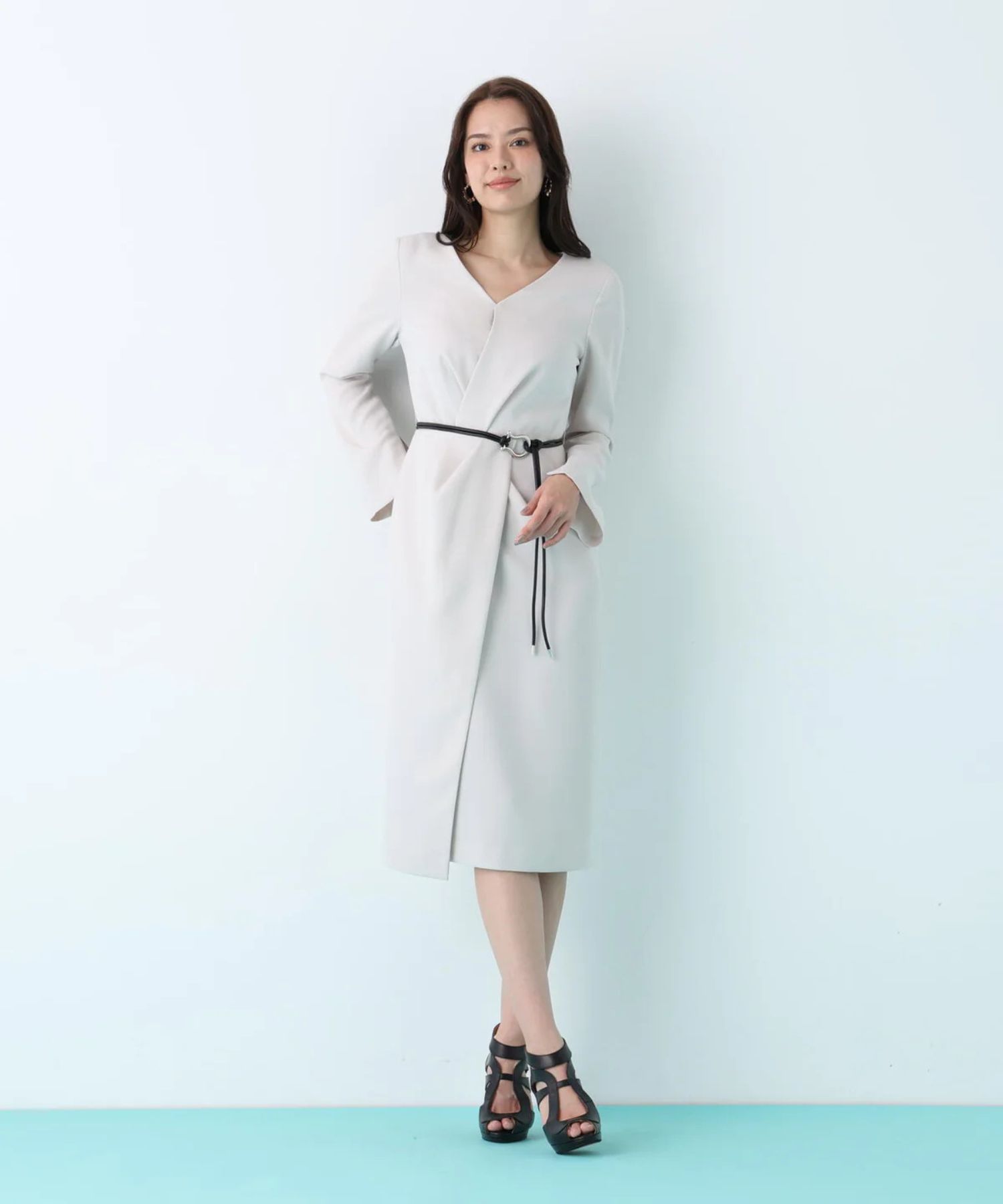 タッククロスウエストワンピース(グレージュ) ポリエステル / ストレッチあり / 裏地付き(袖は裏無し) / 右脇奥にスリットあり / 後ろファスナー開き / 袖下にスリットあり / 0316140219