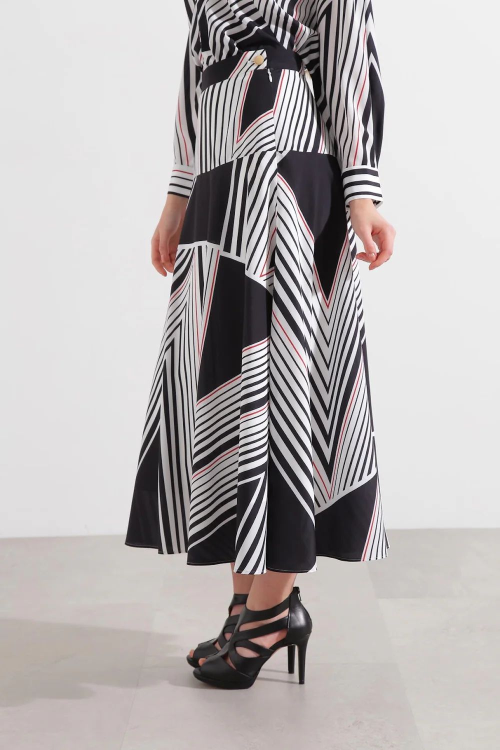 トライアングルボーダープリントスカート (ブラック) / ポリエステル 100% / ウォッシャブル / セットアップ / 0315120311