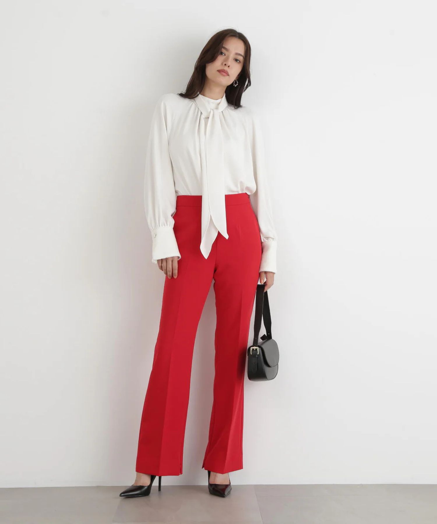 2WAY ストレッチフレアパンツ(レッド)ポリエステル / ショート丈裏地付き / ストレッチあり / 前ポケット×2 、後ろ飾りポケット×2/ 左脇ファスナー開き / 後ろ中心ウエストにゴム入り / かかとくらいの丈 / 0315230110