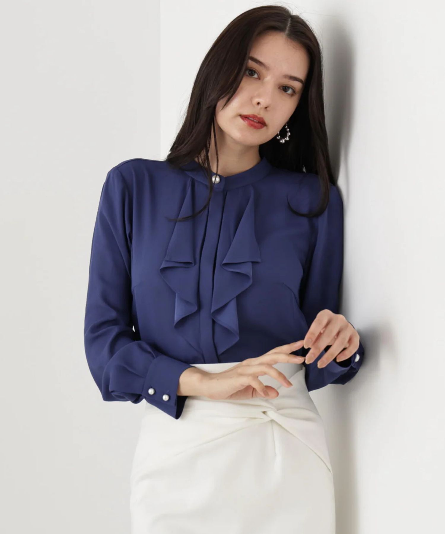 フロントラッフルパールボタンブラウス(ブルー)ポリエステル / ウォッシャブル / 手洗い可 / ストレッチあり / 裏地無し / 前比翼釦あき / 0315210104