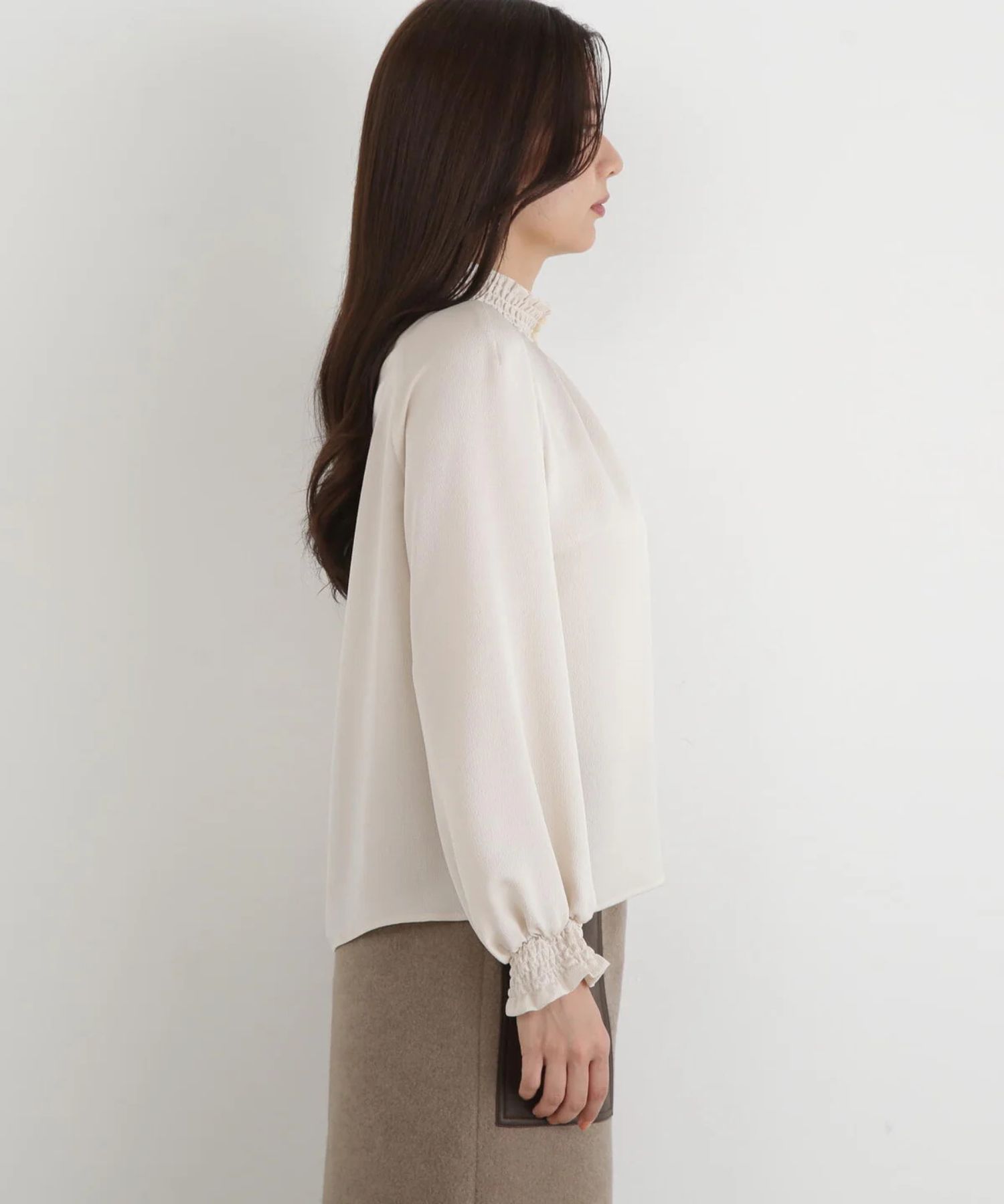 シャーリングネックギャザーブラウス(ベージュ)ポリエステル / ウォッシャブル / 手洗い可 / ストレッチあり / 裏地無し / 衿と袖口にシャーリング / 後衿スナップあき / 0315210120