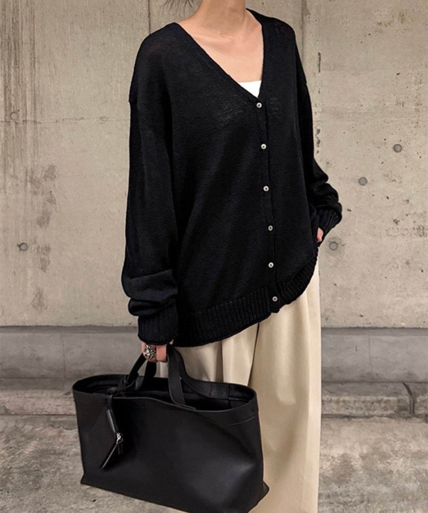 リリヤーンリネンVネックカーディガン(ブラック) 麻 / 深めVネック/ 小さめボタン / 1226204094