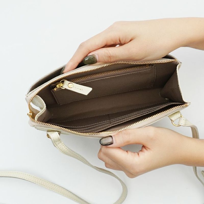 【ADRIA / アドリア】V-1371（Warm Taupe / ウォームトープ）シュリンク型押しレザー 横型スマートフォンポシェット / 牛革 / iPhone Pro入るサイズ