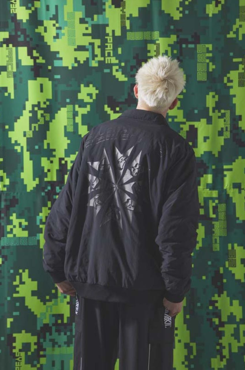 BACK PRINT FLIGHT JACKET (BLACK×BLACK) ナイロン / 中綿 / 軽量 / バックロゴ / 14578