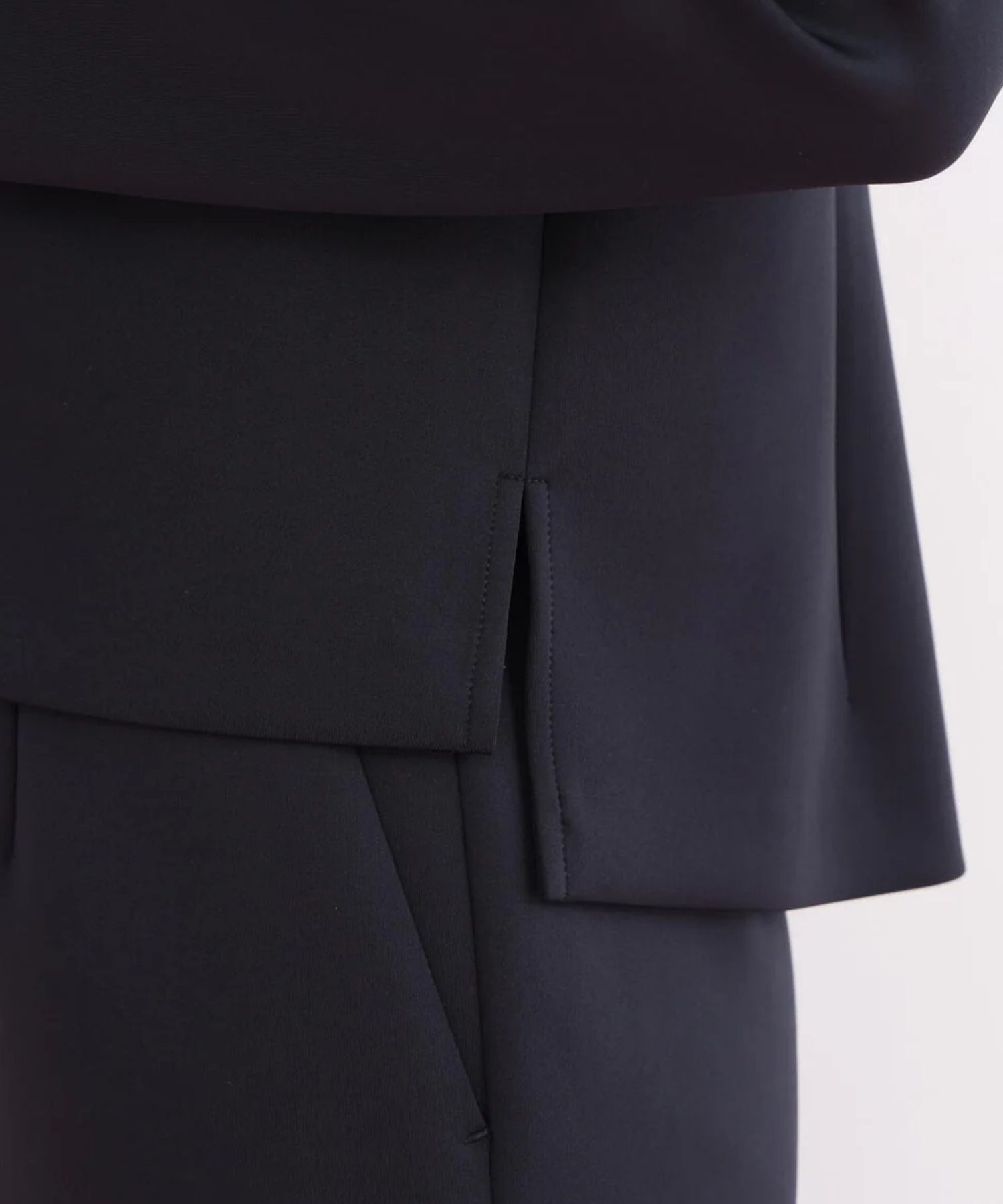 パールビーズスリーブジャージトップス(ネイビー) ポリエステル / ストレッチあり / 裏地なし / かぶって着用 / 後・脇にスリットあり / 袖口スリットに飾りパール釦 / 0316110116