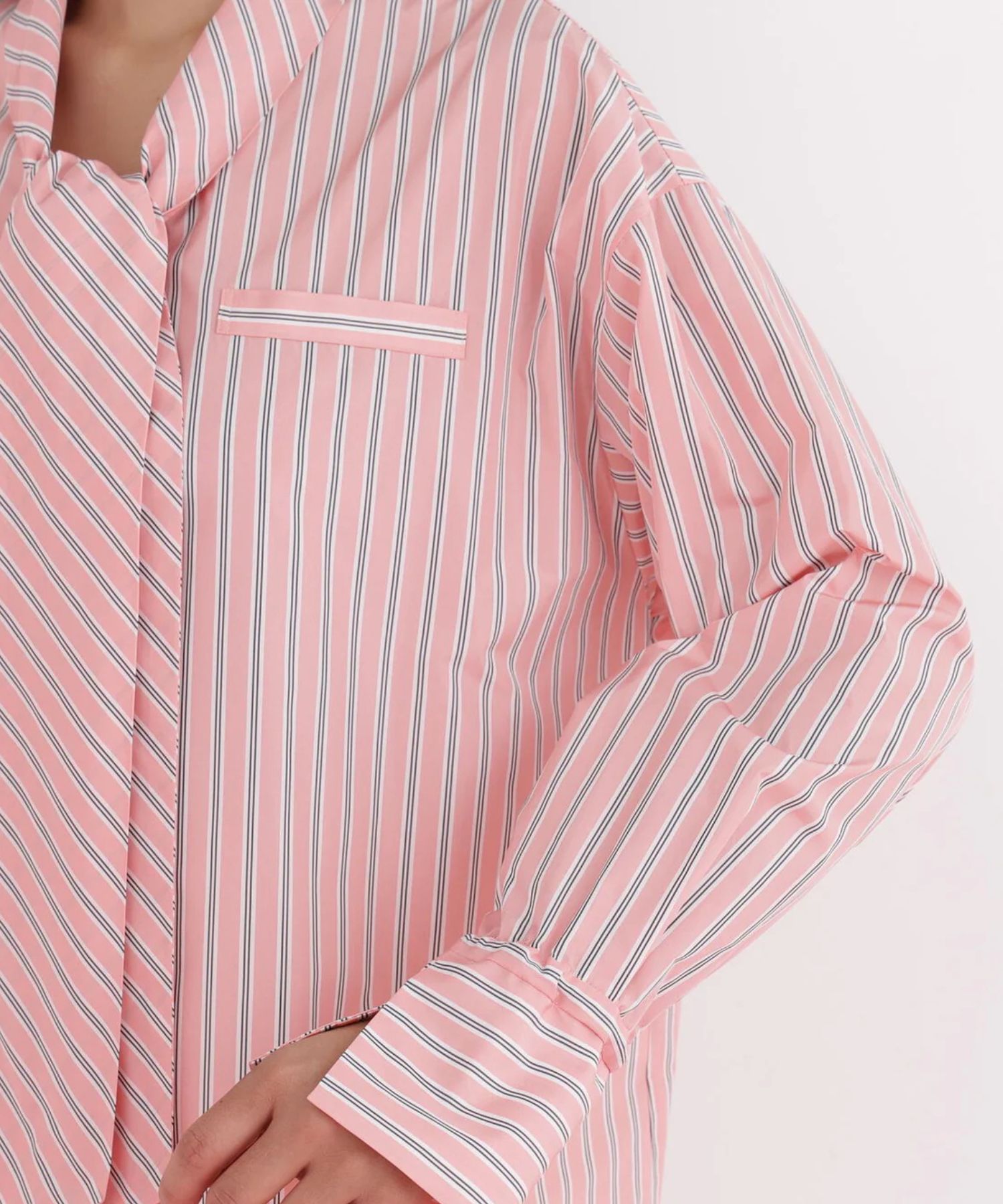 ストライプタイネックシャツ(ピンク系)ポリエステル / ストレッチ無し / 裏地無し / 前比翼あき / 衿から続きのリボン付き / 左胸に飾りポケット / 0316110101