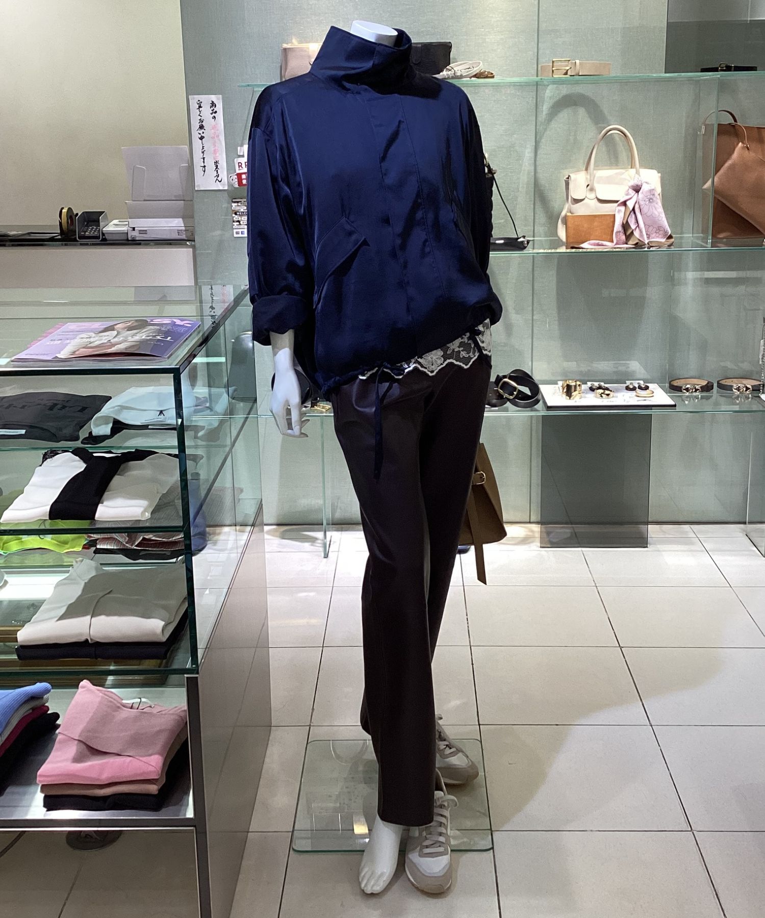 サテンドロストブルゾン(ダークネイビー) ポリエステル / スタンドカラー / 裾はドロスト / MWFJ261081