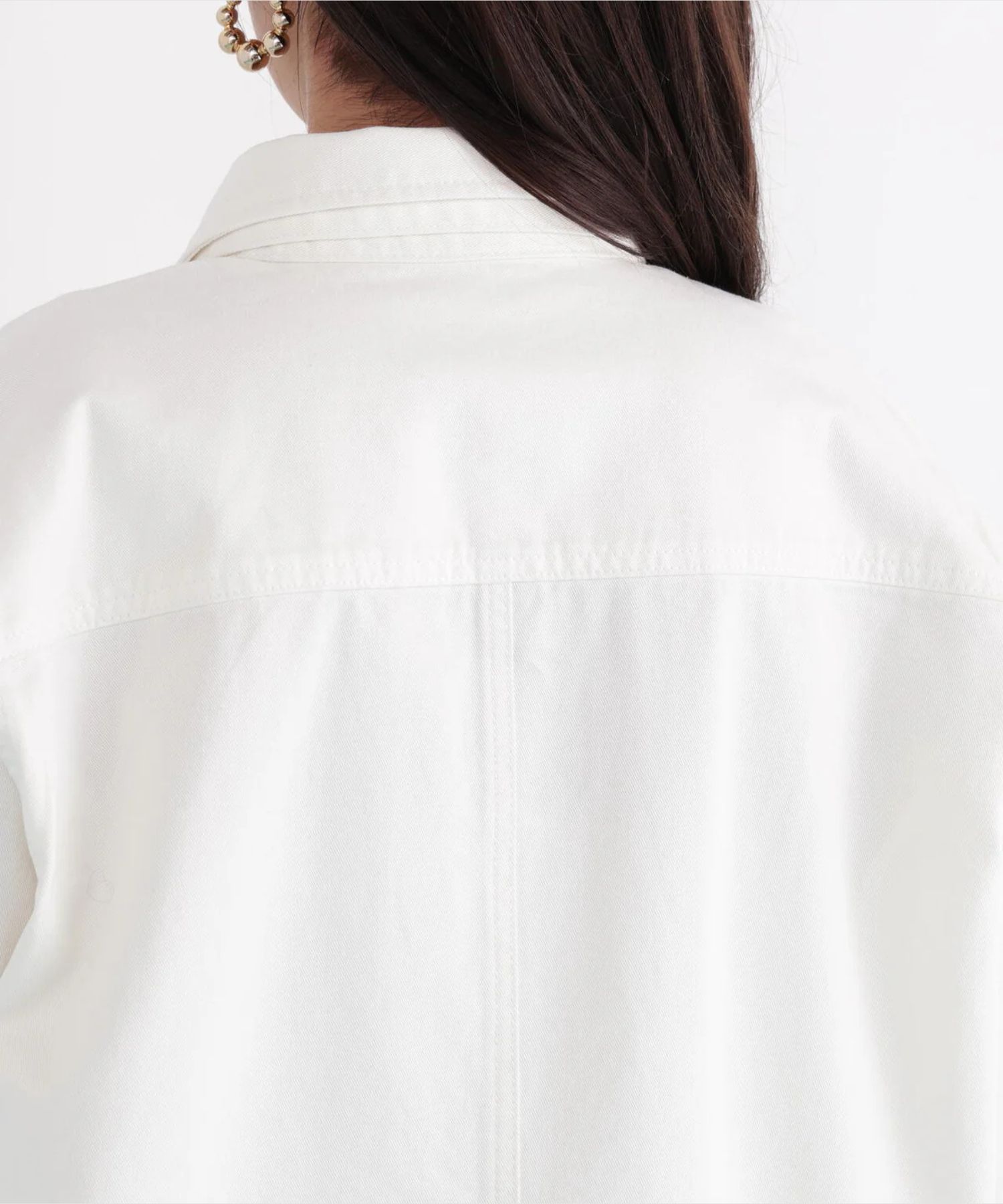 ネックリボンデニムシャツ(ホワイト)コットン100% / ストレッチなし / ボタンあき / 取り外しボウタイ付き / 胸ポケット×1 / 0316110108