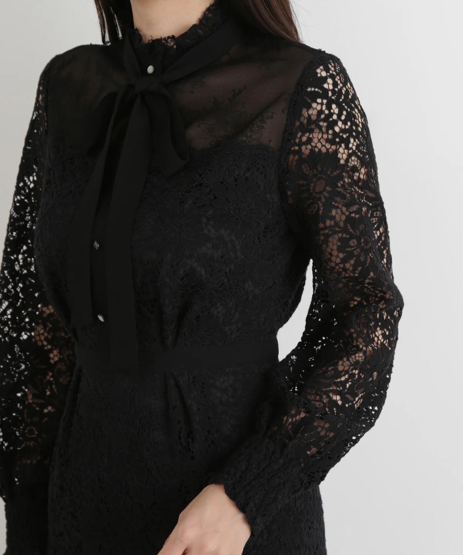 ［URBAN PRECIOUS］フローラルレースワンピース(ブラック)コットン / 裏地つき / 袖口シャーリング / 後ファスナーあき / 後にベンツあり / 0315240124