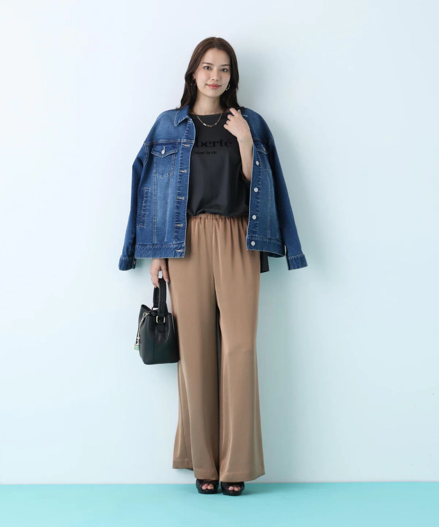 サテンワイドパンツ(キャメル)ポリエステル / ストレッチ性あり / ショート丈裏地付き / 前ポケット×2 、後ろ飾りポケット×2 / ウエストゴム ＋共ヒモ / 0316130223