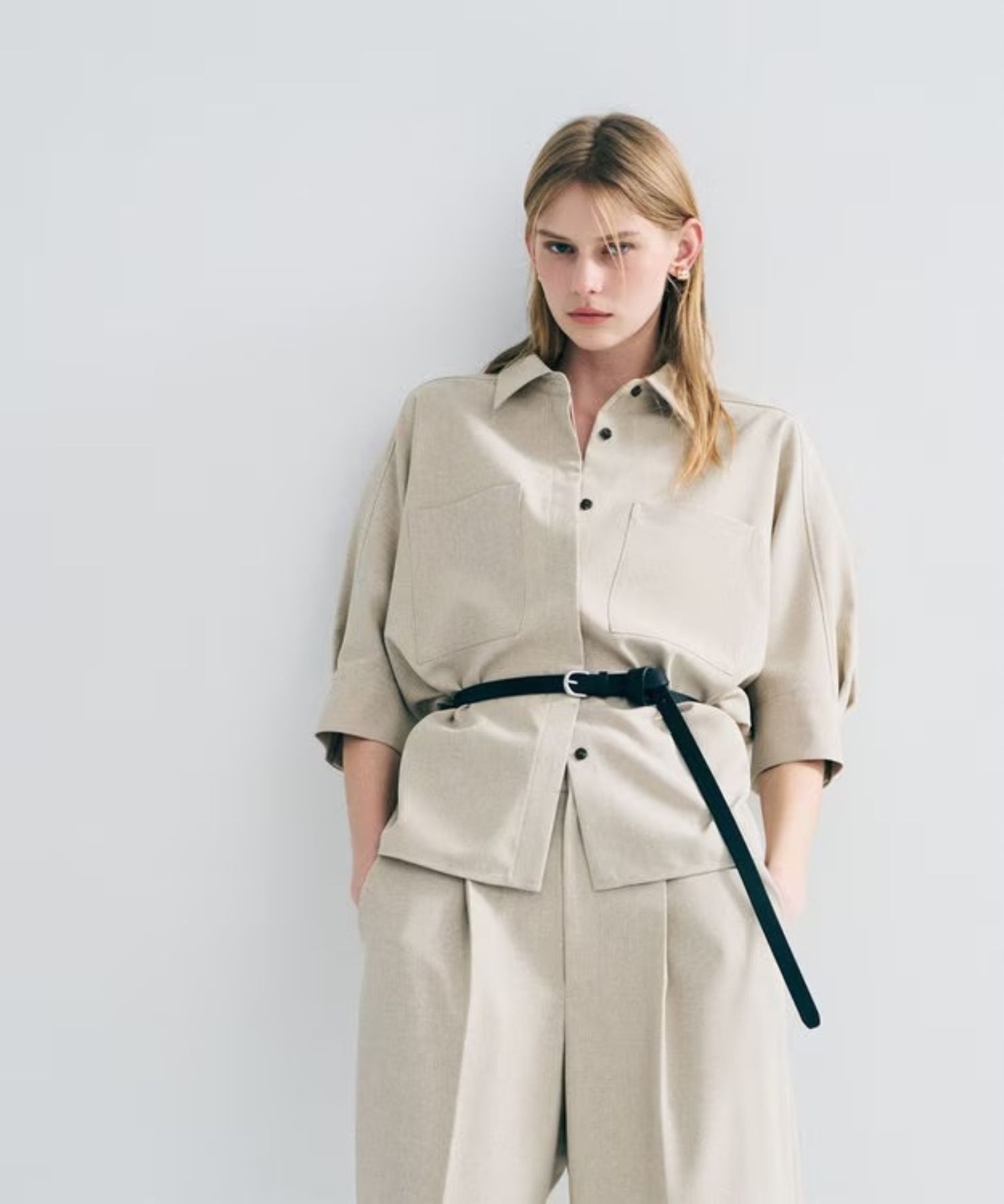 ウォッシャブルドライサップドルマンシャツ(シャンブレーベージュ) ポリエステル / ヒップラインが隠れる丈感 / BLUVLM0400