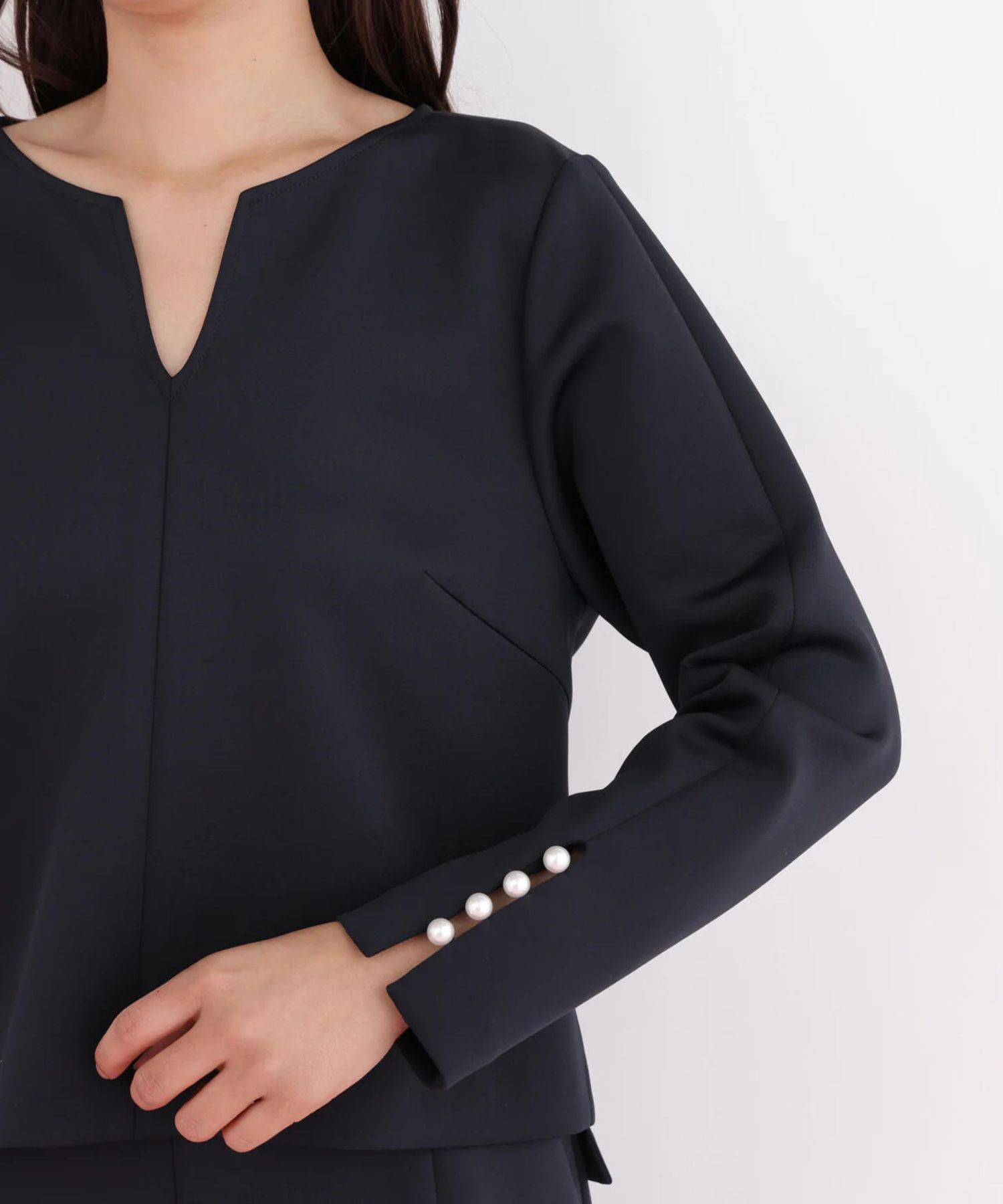 パールビーズスリーブジャージトップス(ネイビー) ポリエステル / ストレッチあり / 裏地なし / かぶって着用 / 後・脇にスリットあり / 袖口スリットに飾りパール釦 / 0316110116