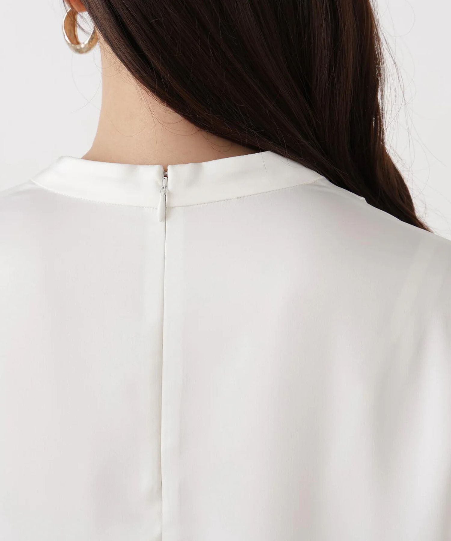 チェーンネックレス付ブラウス(ホワイト)ポリエステル / ストレッチ性あり / 裏地無し / 後ろ中心ファスナーあき / 取り外し金属パーツ付き / 0316110132