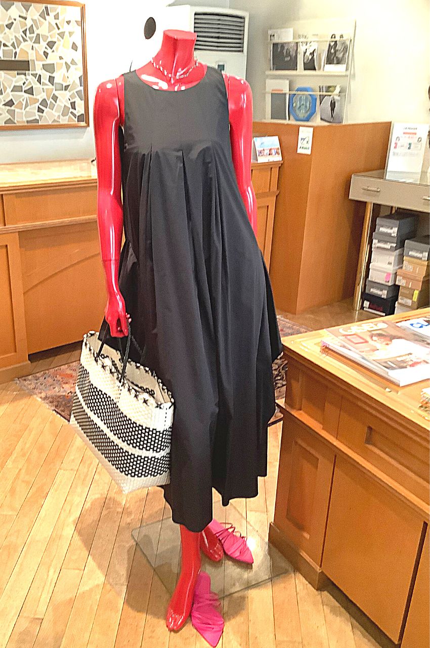 タックヘムボリュームワンピース（ブラック）ポリエステル・コットン / シワになりづらい / 背面のコンシールファスナー