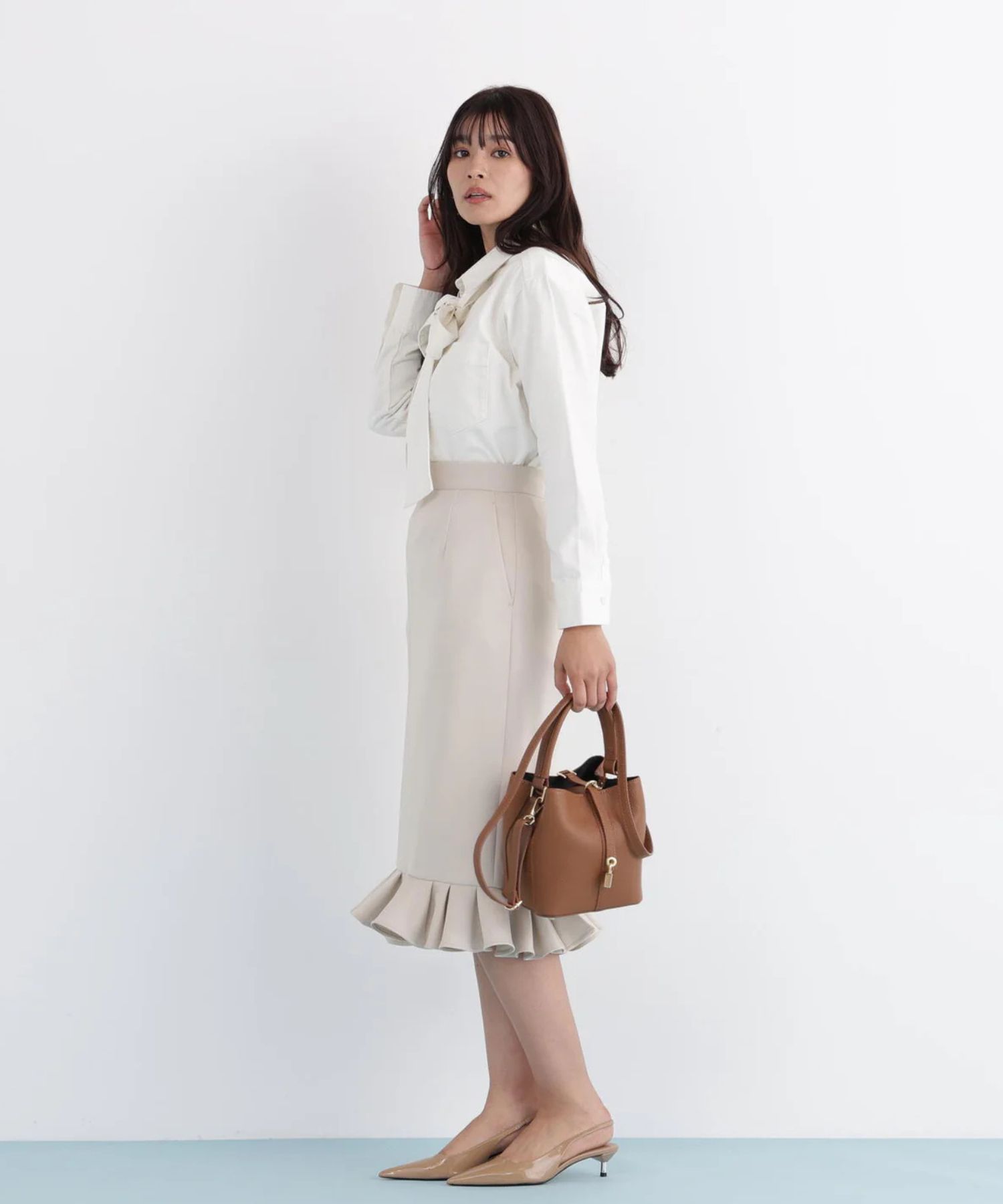 ラッフルヘムジャージスカート(ベージュ)ポリエステル / ストレッチあり / 裏地付き / 前ポケット×2 / 後ろファスナーあき / 後にベンツあり / 0316120116