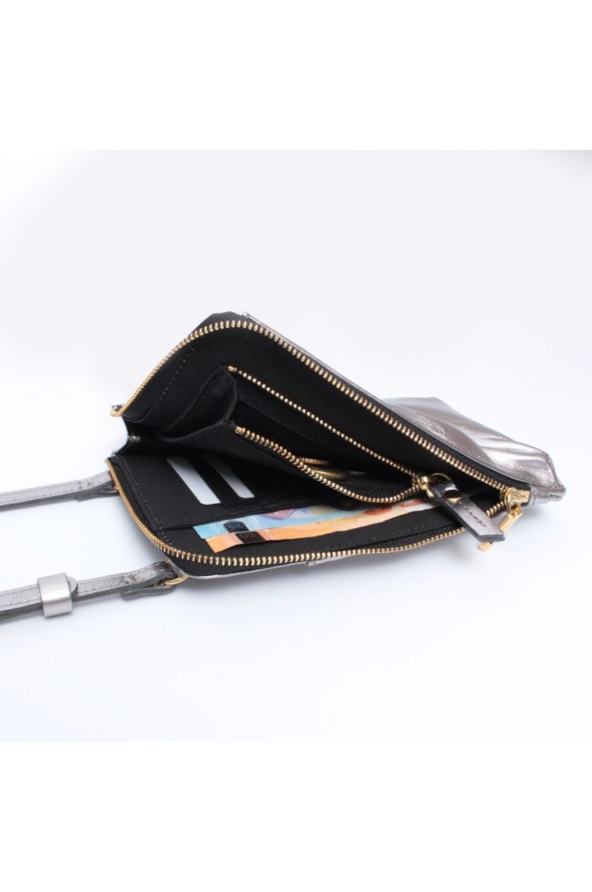 ADRIA / V-1307 / Silver / メタリックレザー スマートフォンポシェット（シルバー）アドリア / 牛革 / ショルダーバッグ / ストラップ調整可 / iPhone14ProMaxまで入る / 日本製【正規販売店】