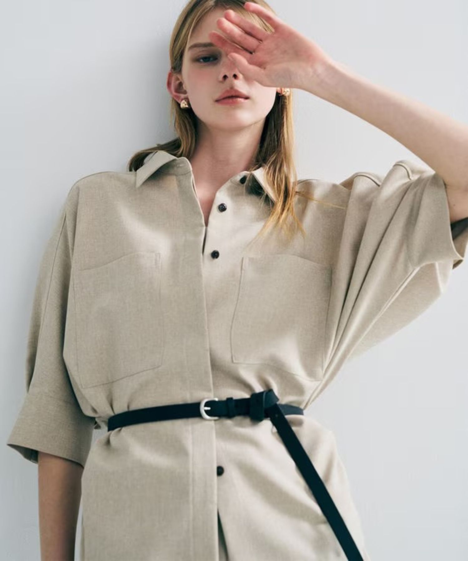 ウォッシャブルドライサップドルマンシャツ(シャンブレーベージュ) ポリエステル / ヒップラインが隠れる丈感 / BLUVLM0400