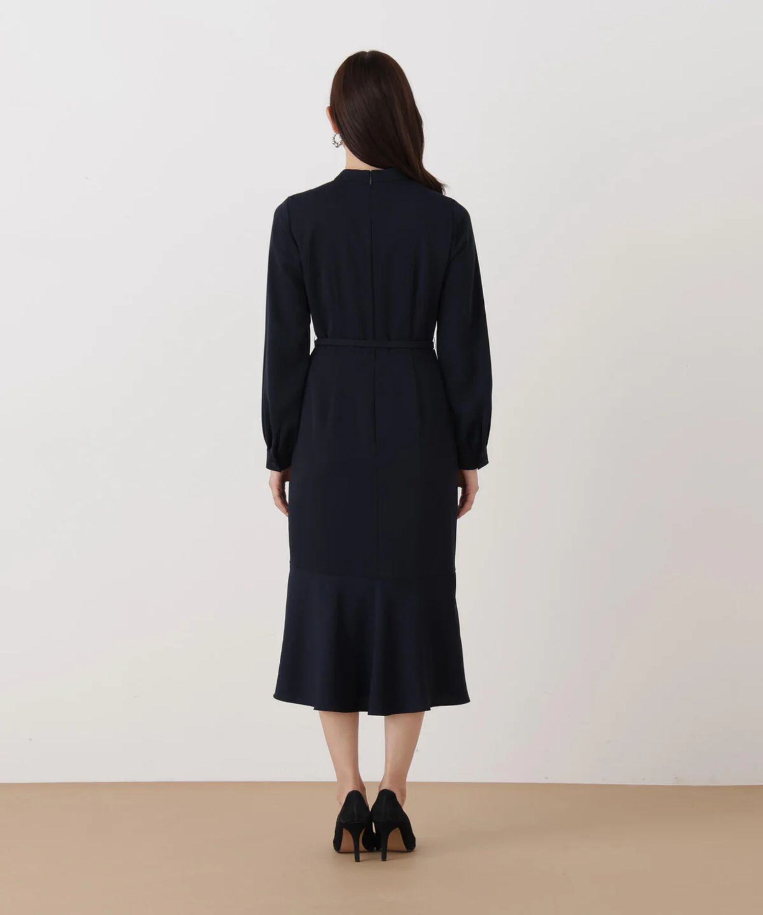 スタンドラッフルマーメイドワンピース(ネイビー)ストレッチ無し / 身頃、スカートに裏地付き / 後ファスナー / ふくらはぎ真ん中くらい丈 / 0316140129