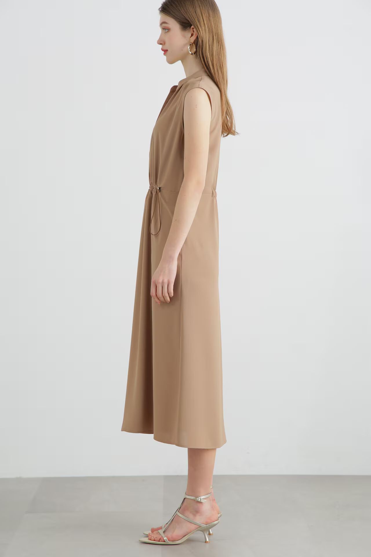 2WAYストレッチシャツカラーワンピース（ベージュ）ポリエステル100％ / ストレッチ / ウエストゴム / UVカット / 接触冷感 / 吸水速乾 / インナーキャミ付き / ウォッシャブル