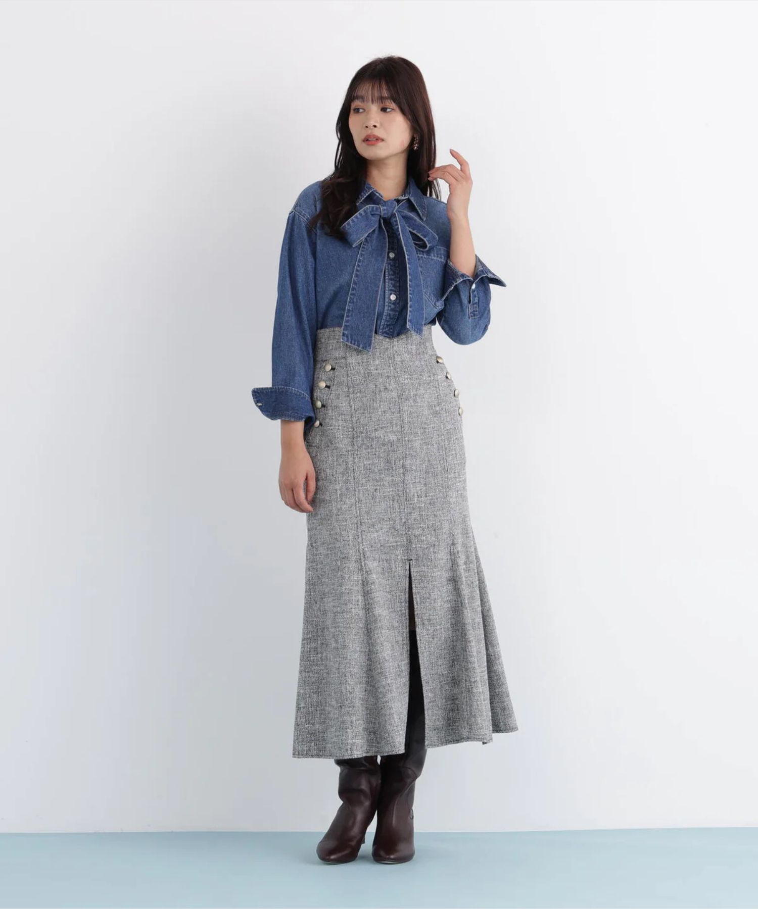 ネックリボンデニムシャツ(インディゴ)コットン100% / ストレッチなし / ボタンあき / 取り外しボウタイ付き / 胸ポケット×1 / 0316110108