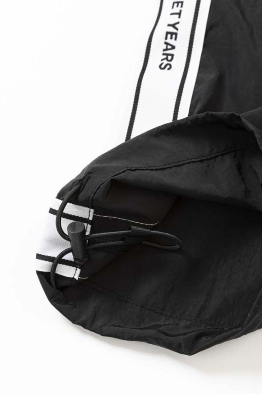 TAPE DESIGN NYLON PANTS  (ブラック) ナイロン / 軽量 / 裾ドローコード付き / セットアップ対応 / 15081RG