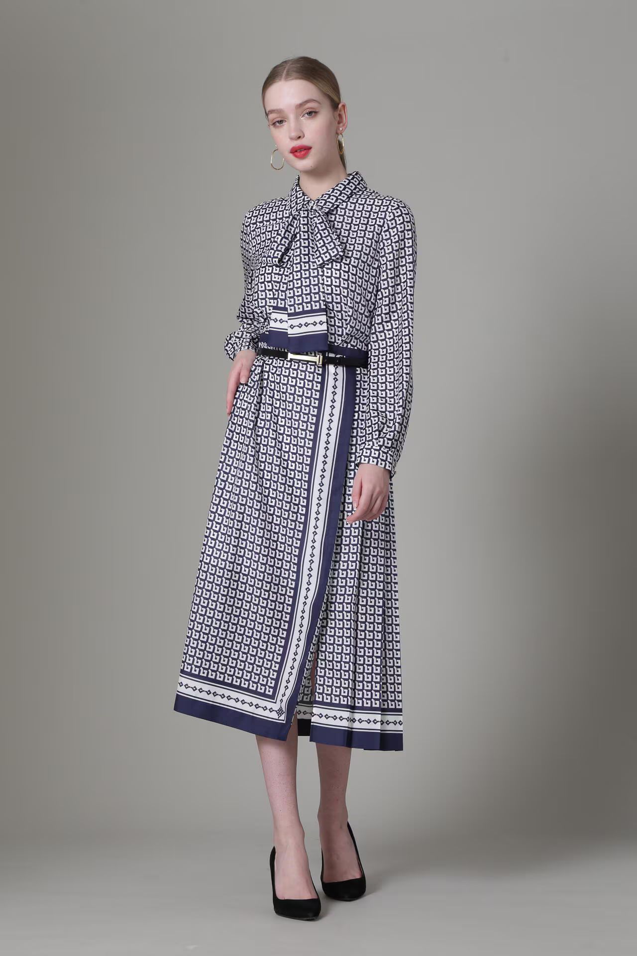 [URBAN PRECIOUS] ジオメトリックプリントワンピース (ネイビー) / ポリエステル 100% / 裏地付き / 共布リボン付 / 0315140111