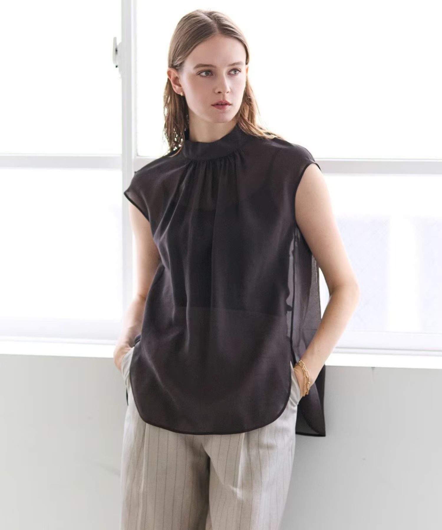 SERAPHIN / ライトシアー ハイネックブラウス (Bordeaux) レーヨン /ノースリーブ/ 透け感 / 手洗可 / BLCWLM0403