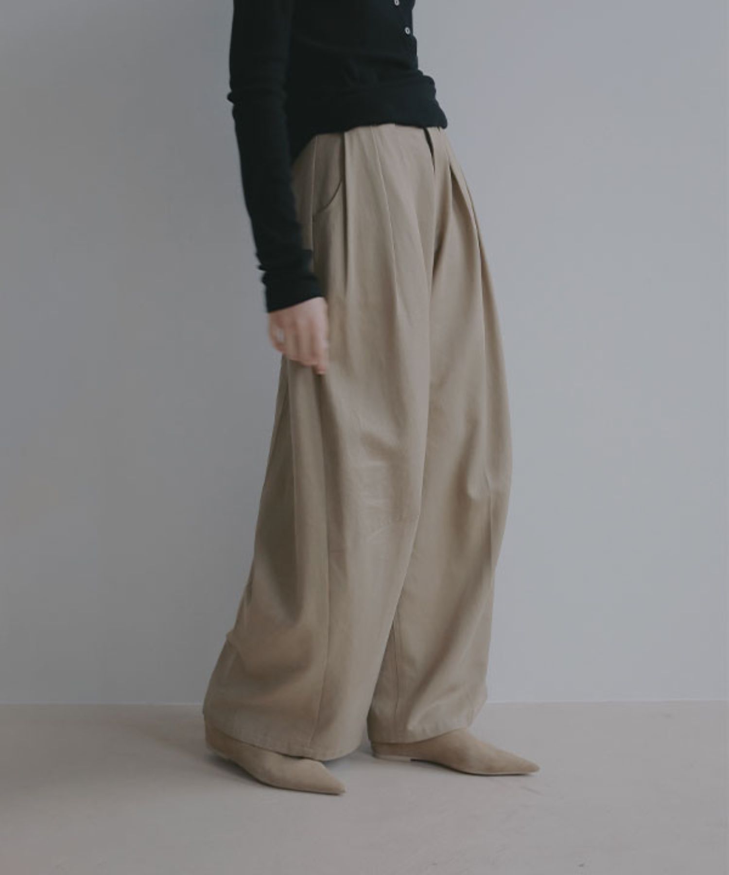 ソフトコットンタックカーブパンツ(ベージュ)綿 / カーブライン / フロントに深めタック / 1226220076