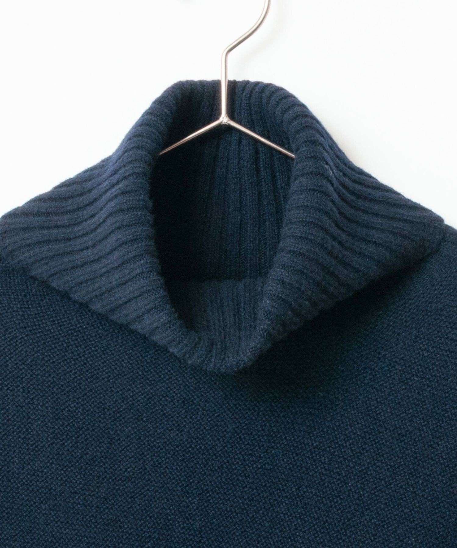 Turtleneck knit in an unusual silhouette ( ネイビーブルー ) 毛 / ホワイトカシミア混 / 柔らかい / 軽い / BN252-13403