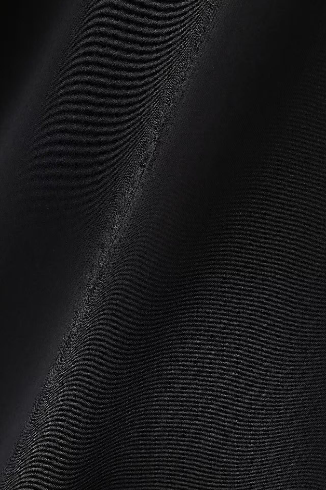 ネックチェーンブラウス（ブラック）ポリエステル 100% / マットサテン素材 / ストレッチ / ラグランスリーブ / ウォッシャブル