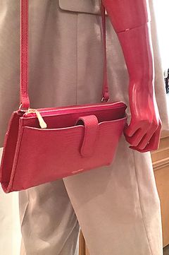 リザード型押しレザー 横型スマートフォンポシェット（レッド）本革 / ファスナー付き / ベルト調整