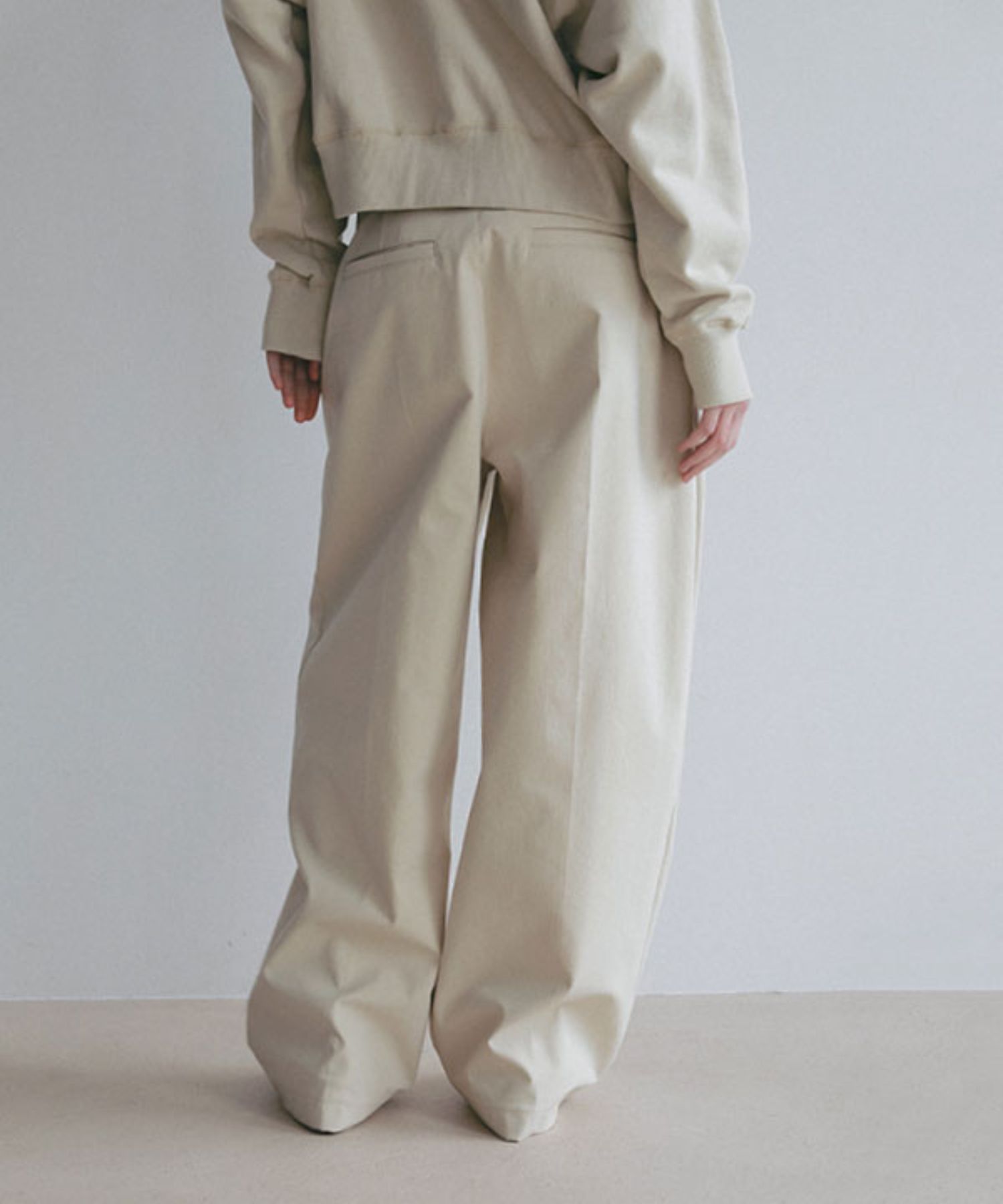 デニムタックワイドパンツ (OFF WHITE) 綿 / ライトオンス / フロントタッ ク / 手洗可 / 1226122056