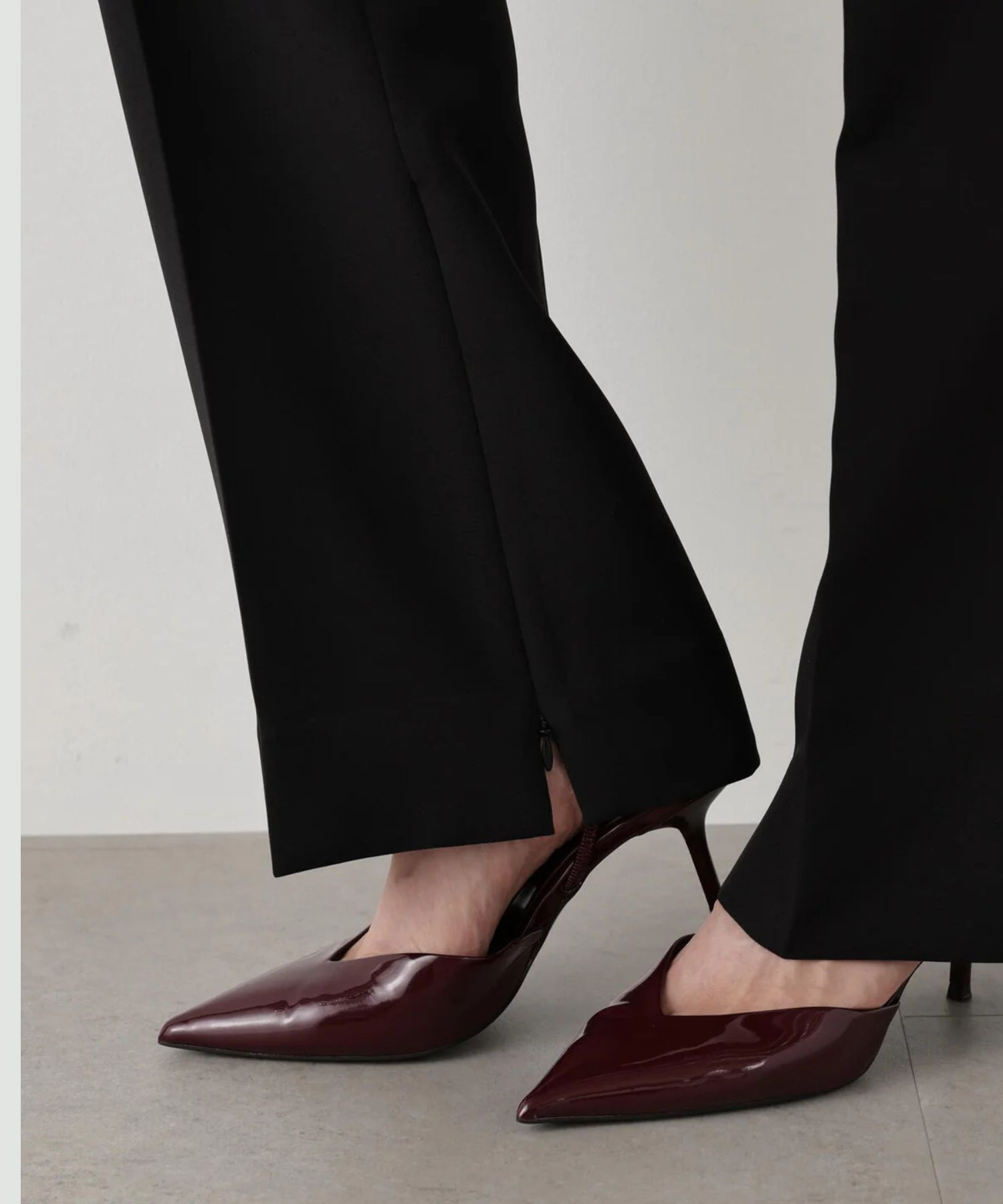 2WAY ストレッチフレアパンツ(ブラック)ポリエステル / ショート丈裏地付き / ストレッチあり / 前ポケット×2 、後ろ飾りポケット×2/ 左脇ファスナー開き / 後ろ中心ウエストにゴム入り / かかとくらいの丈 / 0315230110