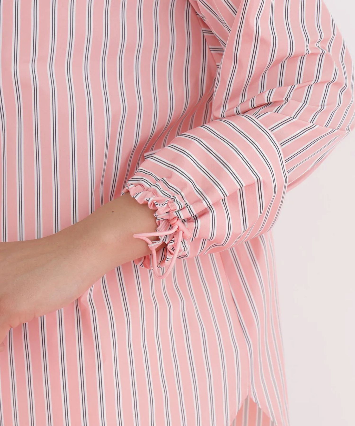 ストライプタイネックシャツ(ピンク系)ポリエステル / ストレッチ無し / 裏地無し / 前比翼あき / 衿から続きのリボン付き / 左胸に飾りポケット / 0316110101