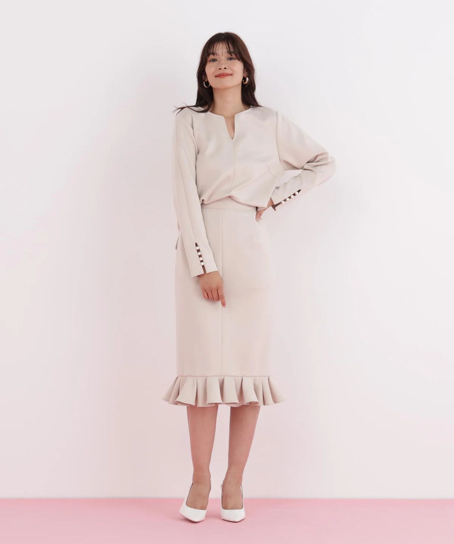 ラッフルヘムジャージスカート(ベージュ)ポリエステル / ストレッチあり / 裏地付き / 前ポケット×2 / 後ろファスナーあき / 後にベンツあり / 0316120116