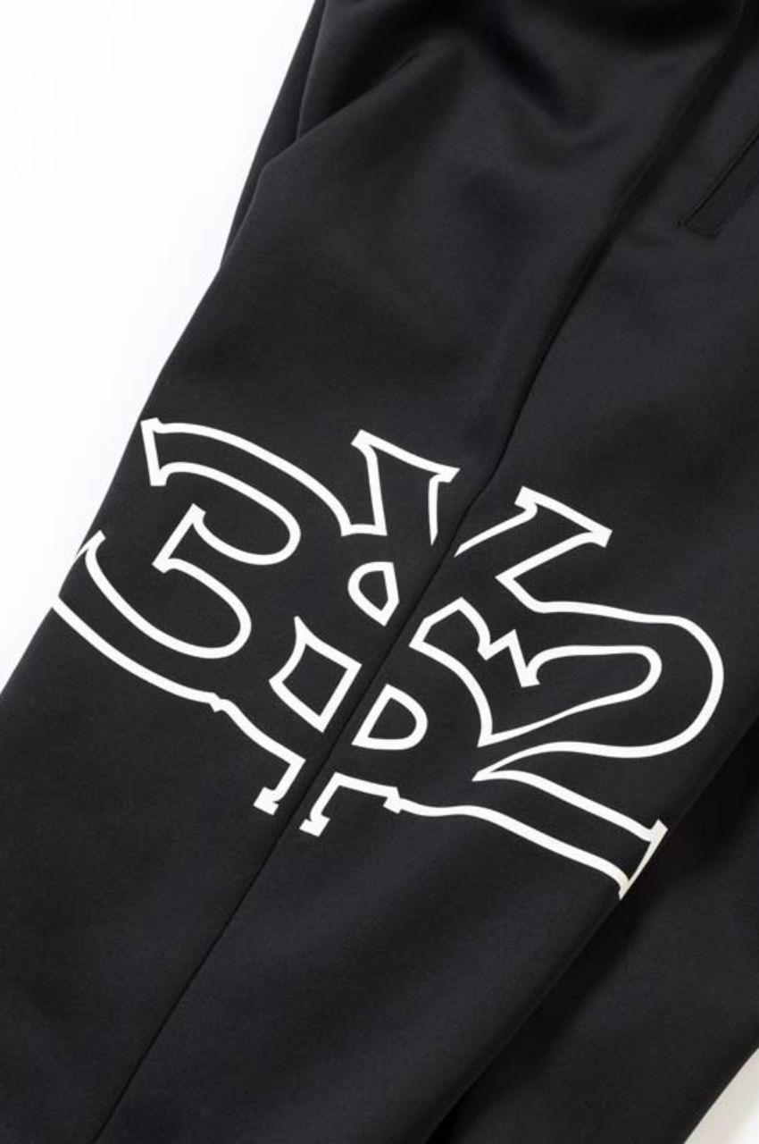 SERIF TYPE LOGO SWEAT PANTS (ブラック) ポリエステル / ロゴプリント / 艶感有り / セットアップ対応 / 15005