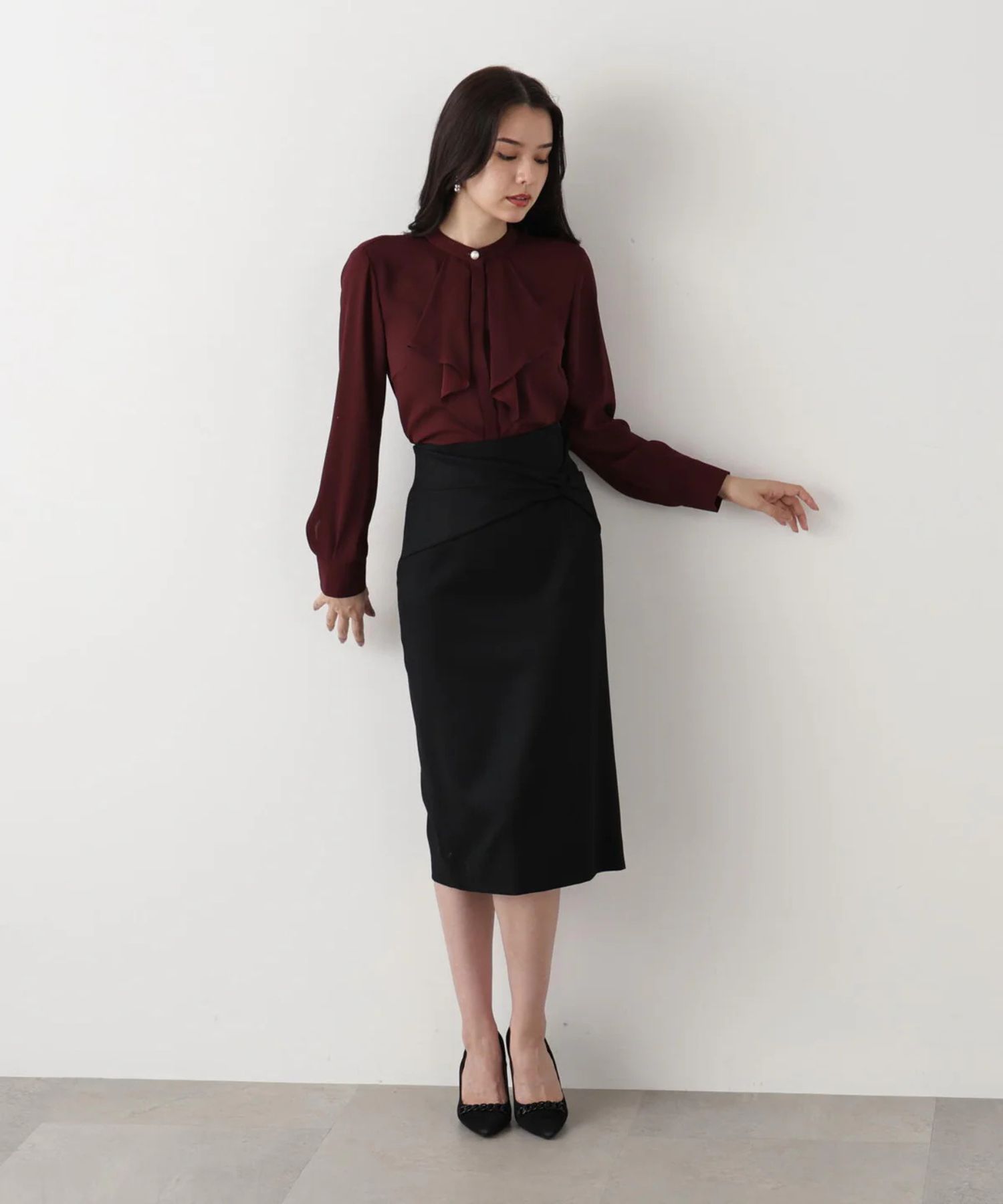 フロントラッフルパールボタンブラウス(ワイン)ポリエステル / ウォッシャブル / 手洗い可 / ストレッチあり / 裏地無し / 前比翼釦あき / 0315210104