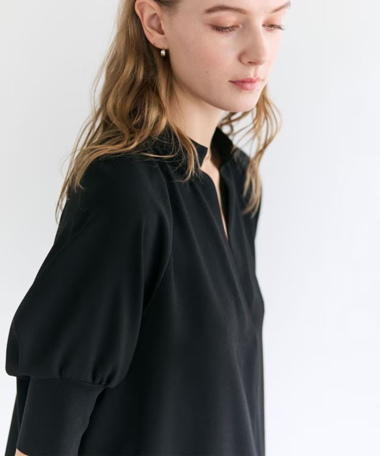 FLEUR / 異素材カフス スタンドカラーブラウス (Navy) トリアセテート / 袖口のニット/ ラグランスリーブ / 手洗可 / BLCWLM0404