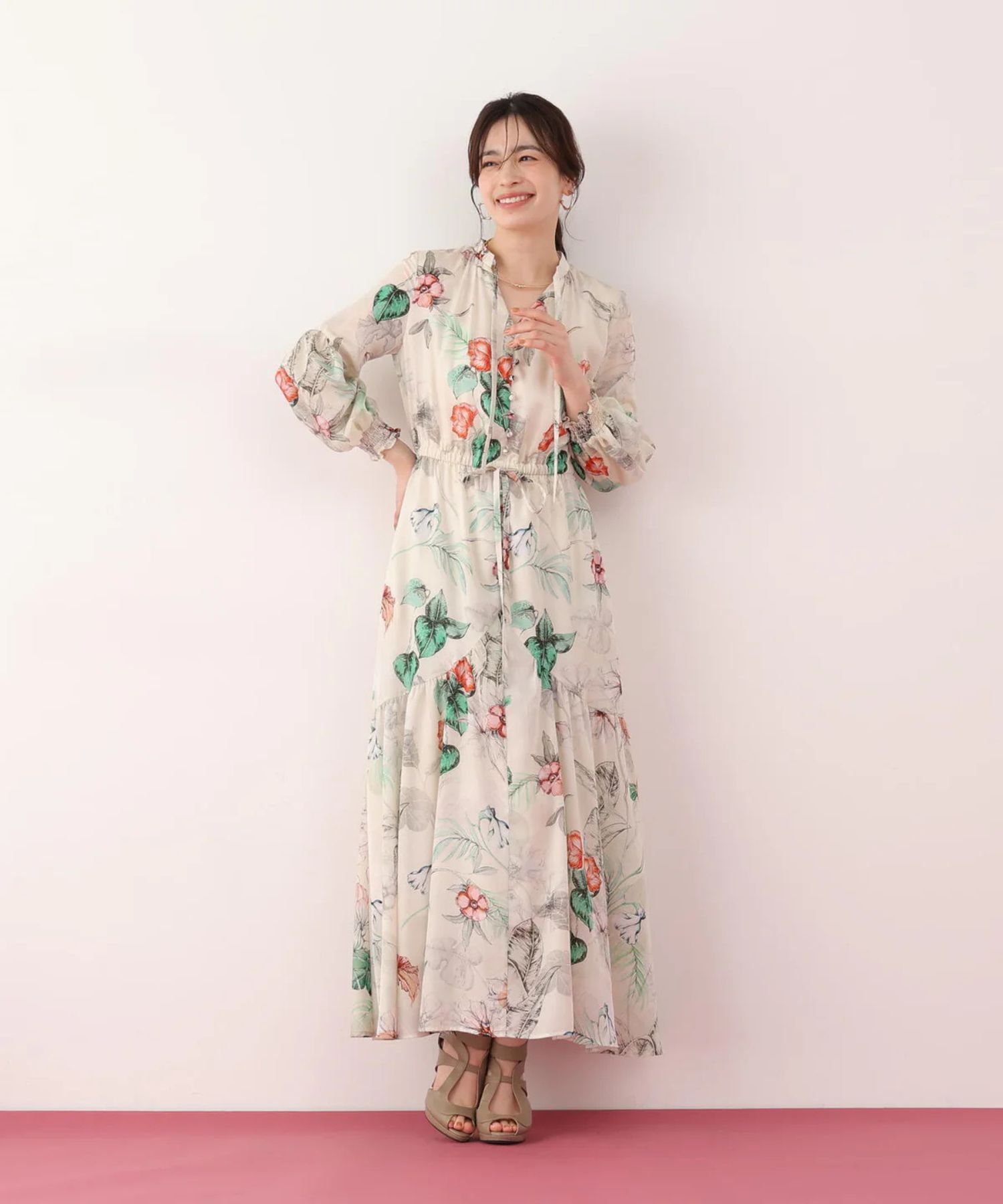 ボタニカルアートプリントワンピース(エクリュ系)ポリエステル / ストレッチ無し / 身頃のみ裏地付き / 両脇にポケットあり×2 / ウエストにゴム+共ひも入り / 前釦は飾り / 0316140317