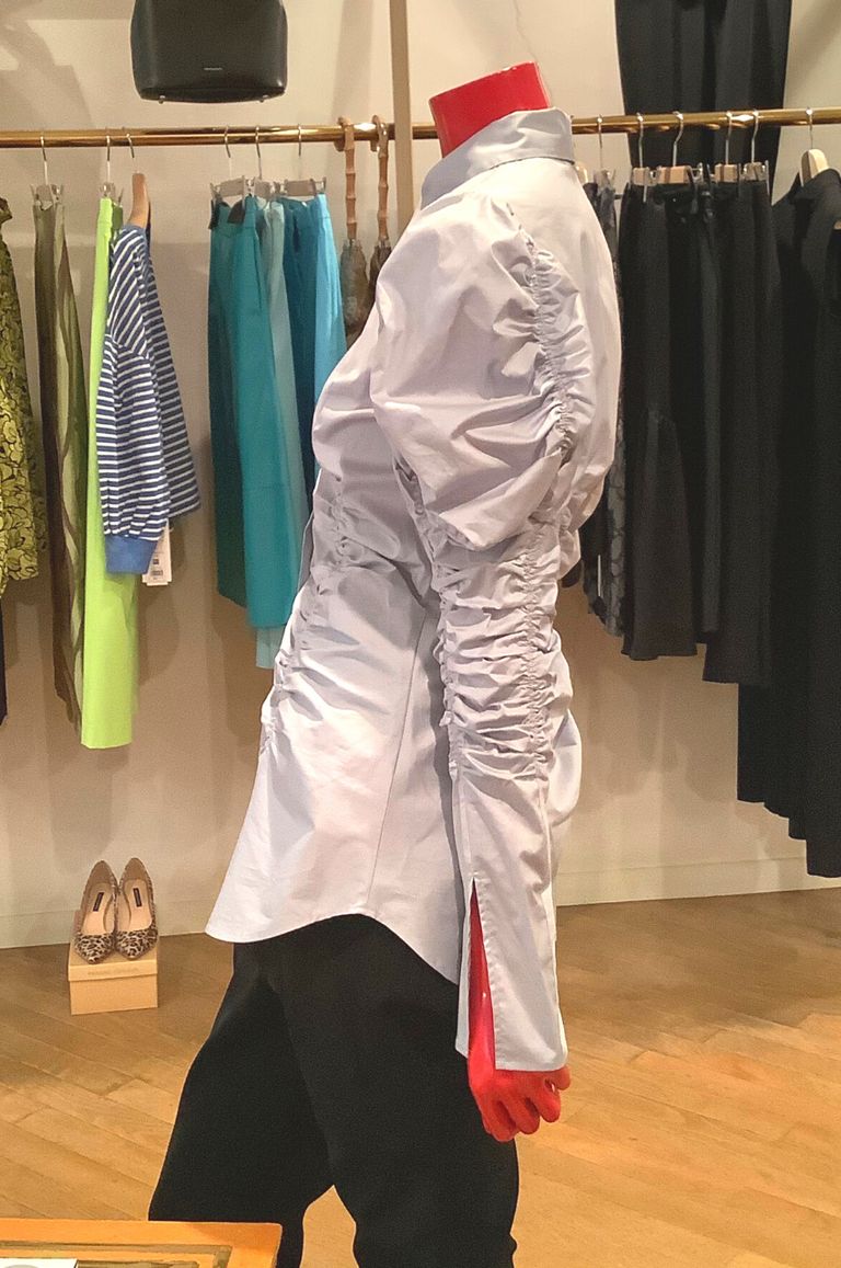 新品未使用 タグ付き FRAY I.D シャーリングパフブラウス　サックス FRAY I.D（フレイアイディー）の「シャーリングパフブラウス