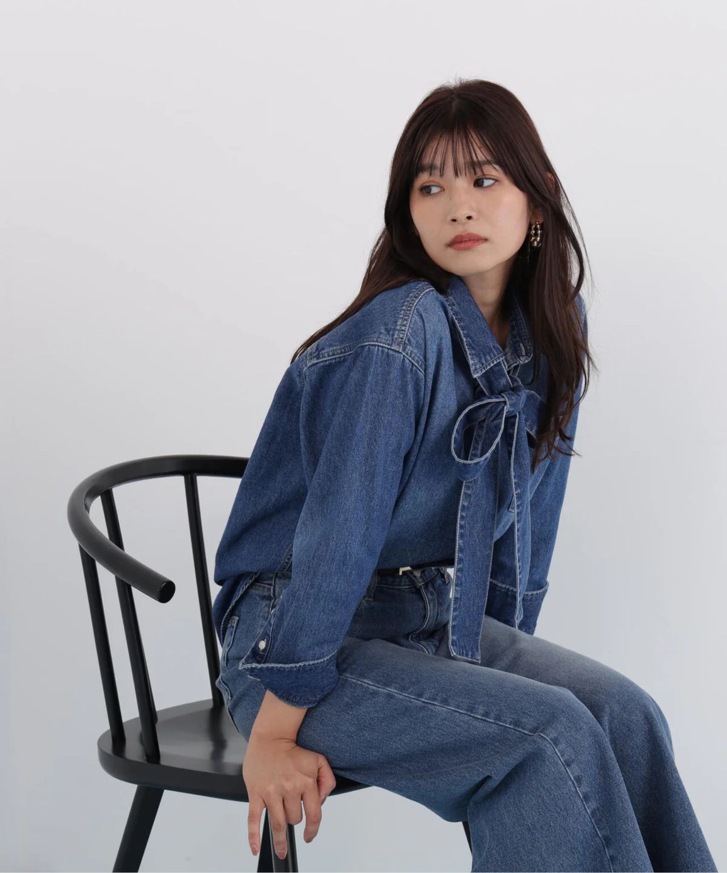 ネックリボンデニムシャツ(インディゴ)コットン100% / ストレッチなし / ボタンあき / 取り外しボウタイ付き / 胸ポケット×1 / 0316110108